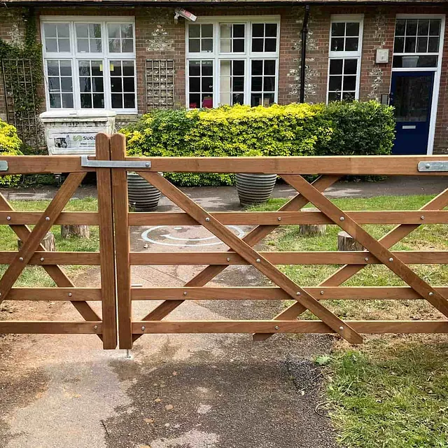 bar gate